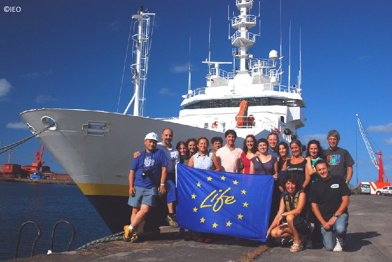 Equipo del IEO con el B/O Thalassa de fondo ©IEO