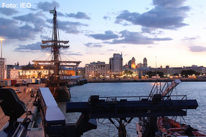 Anochece en la ciudad de Cádiz. El ocaso del sol que se esconde por detrás de la Catedral nos ofrece un espectáculo bellísimo. Las primeras luces se encienden y el galeón La Pepa, compañero de atraque, perfila la silueta de su aparejo sobre el azul del ci