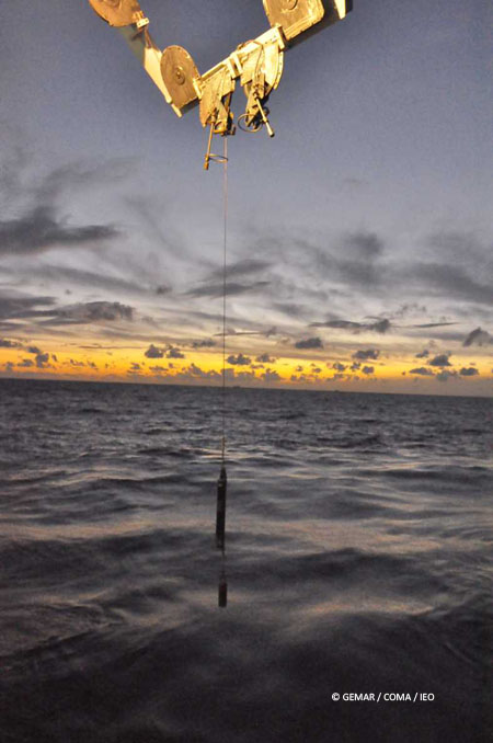 Operación de arriado del sensor de velocidad de sonido al anochecer © IEO