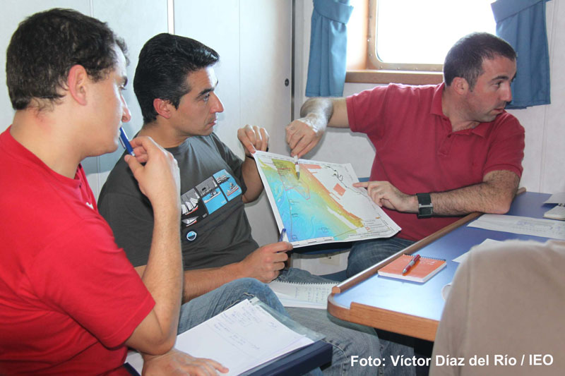 Reunión científicia a bordo. El Jefe de Campaña, Dr. Luís Miguel Fernández Salas, comenta con el resto de la expedición científica los pormenores de las operaciones que se van a realizar durante la campaña.©IEO