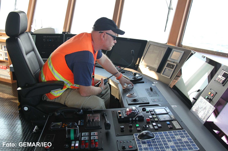 Luis Gago, el Capitán del B/O Ramón Margalef, sigue con precisión milimétrica las evoluciones del VOR sobre la superficie del fondo marino©GEMAR/IEO