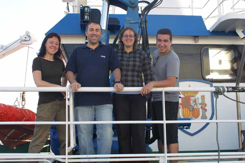 Científicos del Grupo de Investigación GEMAR (www.ma.ieo.es/gemar/) a bordo del B/O Emma Bardán antes de iniciar la jornada del día 2 de junio. De izquierda a derecha: Dra. Nieves López González, Jefa de Campaña; Dr. Luis Miguel Fernández Salas; Licenciad