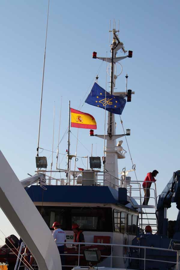 Palo mayor del B/O Emma Bardán con la bandera del Proyecto Life, junto a la enseña nacional. Se puede observar la parte posterior del puente de gobierno desde donde se controlan todas las operaciones que se hacen en la cubierta de popa ©IEO