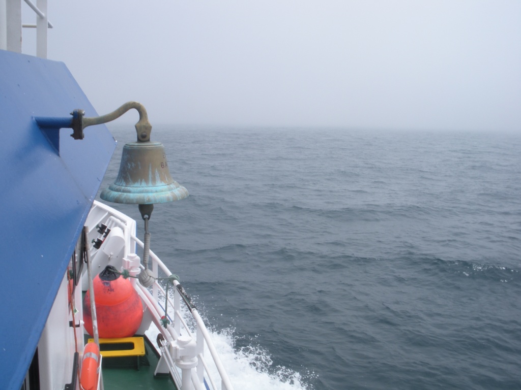 La amura de estribor en plena navegación corriendo una línea. Al fondo, el espeso banco de bruma que cubrió la superficie de la mar al inicio de la tarde ©IEO