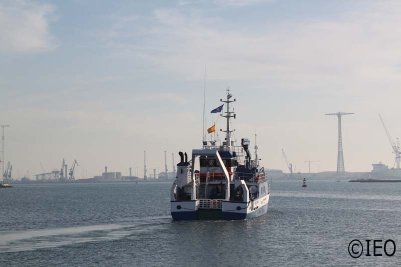 El B/O Emma Bardán enfila la bocana del puerto de la Zona Franca de Cádiz, para iniciar las actividades de hoy. El emblema del Proyecto LIFE ondea junto a la bandera de España que tanto se ha ventilado en el día de hoy, con ocasión del partido de fútbol E