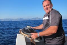 El pescador Hilario Paredes lleva desde 1986 colaborando con investigadores y conservacionistas. En ésta foto, Hilario libera a la tortuga que seguimos en éstos momentos por satélite © Alnitak