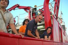 Desde abajo, ya en la barca, comentamos los últimos detalles con los compañeros que se quedan / From the small boat the last details are discussed with the colleagues onboard ©ICM-CSIC