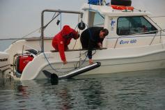 Bajando el sónar al mar para la toma de datos ©Submón