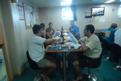 Comida de los domingos en la que se puede observar el surtido de “tapas”. Campaña Agosto - Septiembre 2011. Canal de Menorca © IEO