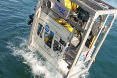 El LIROPUS sale del agua dentro de su garaje con la satisfacción del deber cumplido. Ninguno de los que estamos a bordo podemos ya comprender cómo hemos podido vivir hasta hoy sin gozar de la compañía del Liropus ©IEO