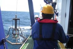 Momento en el que la draga box corer alcanza la superficie y es recuperada a bordo. Estos muestreos son fundamentales para poder identificar la naturaleza del fondo y las especies que viven en el interior del sedimento, tratando de buscar en ellos alguna 