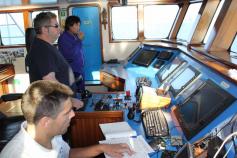 El Capitán del B/O Emma Bardán, en el puente de gobierno, controlando la navegación. A su derecha el Primer Oficial y a su izquierda el Jefe de Máquinas. Puede comprobarse la amplitud del puente, su luminosidad y la gran visibilidad que posee ©IEO