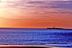 El faro de la Caleta, instalado en una antigua fortificación militar construida en época de Carlos III, ha sido fotografiado hasta el infinito, sin embargo, nunca nos ofrece el mismo colorido pero siempre una singular belleza. Un paseo por la playa, tras 