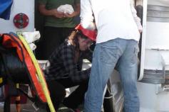 Desirée Palomino y Antonio Torres (de espaldas a la cámara) preparan el sensor de velocidad de sonido, ayudados por Gerardo Bruque ©IEO