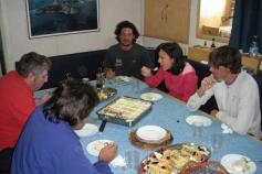 La Jefa de Campaña, Dra. Nieves López, da cuenta del tiramisú junto al resto de los comensales. A su derecha Santiago Baluya, Marinero, y a su izquierda Antonio Torres (Tragsatec). Frente a ella, el Capitán José García Caballero y Alberto Chapela, Jefe de