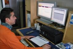 El Licenciado en Ciencias del Mar, Gerardo Bruque, controla la adquisición de datos procedente de la sísmica de muy alta resolución ©IEO