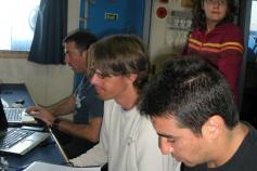 Pupitre de control de TOPAS y multihaz. De izquierda a derecha: Luis Miguel Fernández Salas, Antonio Torres Pascual y Gerardo Bruque Carmona. Al fondo Desirée Palomino Cantero ©IEO