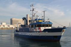 Maniobra del B/O Emma Bardán en la dársena de la Zona Franca ©IEO