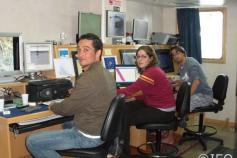 Curro López, DESI Palomino y Antonio Torres, dispuestos sobre el pupitre de control de los sistemas de prospección del laboratorio de geofísica ©IEO