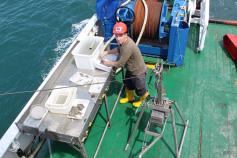 El Dr. Rueda a popa, delante de su mesa de procesado de sedimentos, rodeado de bandejas con las fracciones de material dispuestas para su tamizado en húmedo ©IEO