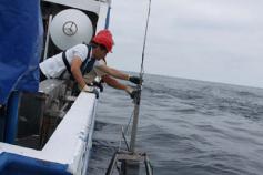 La draga Box corer en el momento de ser lanzada al agua por la banda de estribor. En primer plano el Primer Oficial Manuel A. Piñeiro Barros, corredor de fondo, y en la cubierta superior el Licenciado Curro López, que hace las funciones de navegante en la