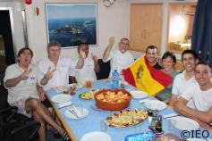 La tripulación y los científicos dispuestos a apoyar a la selección española hasta límites insospechados. No importa que nadie nos escuche desde el medio de la mar. Les llega con escucharse a ellos mismos. El ambiente ya está creado ©IEO