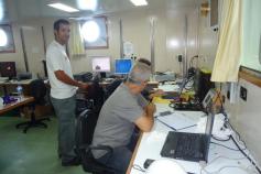 José Luis López-Jurado (investigador del IEO) junto con Carlos Morell (Licenciado en Ciencias Ambientales) manejando el CTD. Campaña Agosto 2011 Canal de Menorca © IEO