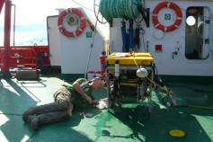 Operaciones de reparación del ROV en cubierta / Repairing the ROV on the deck ©ICM-CSIC