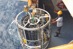 Recuperando la roseta desde el pórtico de hidrografía del B/O Thalassa ©IEO