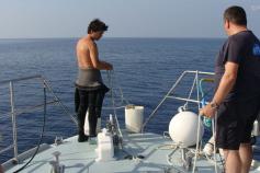 El equipo de Reservas Marinas perparando el segundo fondeo ©ALNITAK