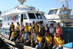 Varios socios de INDEMARES y miembros de la Comisión Europea junto al barco de la SECAC / INDEMARES partners and members of the European Comission beside the SECAC boat ©SECAC  