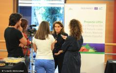 Teresa Ribera atiende a la prensa en un momento de la inaguración de las Jornadas sobre gestión y financiación de la Red Natura 2000 marina